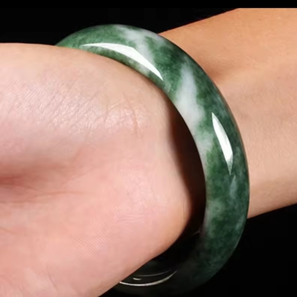 Elegant Green Jade Bracelet - Picture 3 of 16